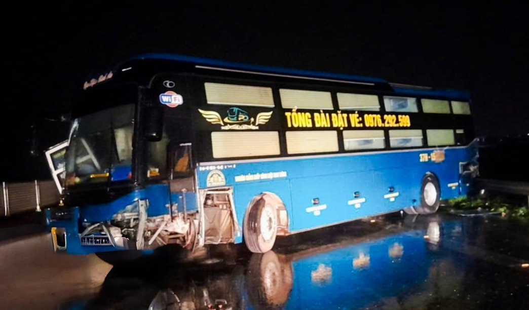 Passenger car with dented front after collision with a car on the highway in Ha Tinh. Photo: Duc Tuan