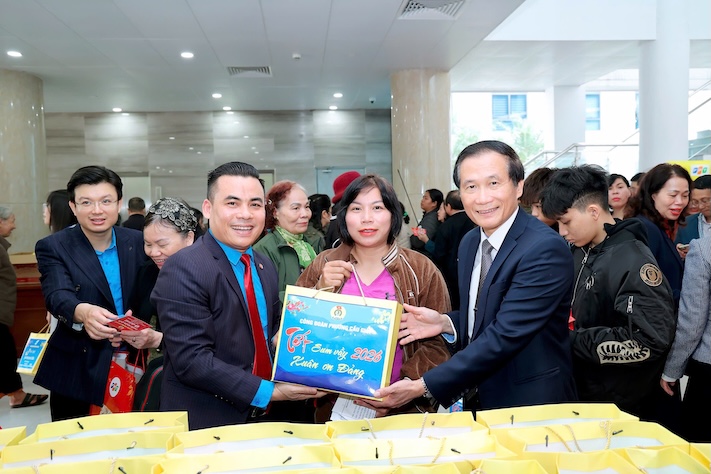 Cau Giay Ward Trade Union has many activities to care for Tet for workers and participate in social security work. Photo: Grassroots Trade Union