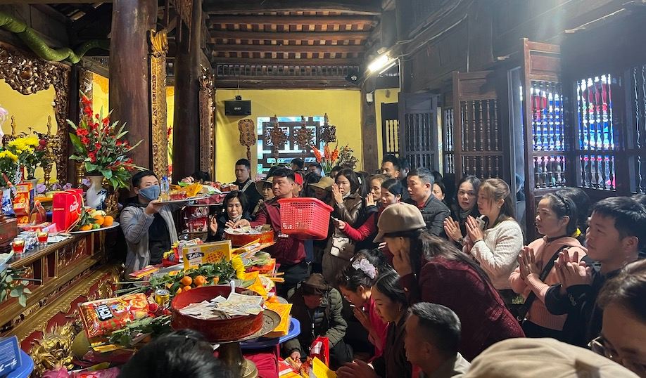 Dòng người nối đuôi nhau hành hương đến các đền tại khu danh thắng Tây Thiên. 