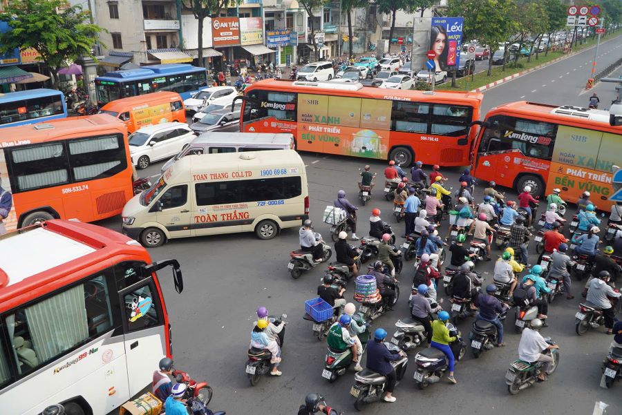 People follow the route back to Ho Chi Minh City after Tet to proactively move, avoiding congestion at the city's gateways. Photo: Nguyen Chan