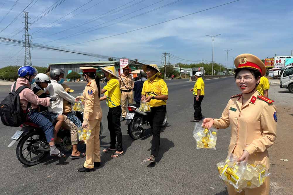 CSGT kết hợp hỗ trợ và tuyên truyền an toàn giao thông dịp Tết. Ảnh: Thanh Vũ
