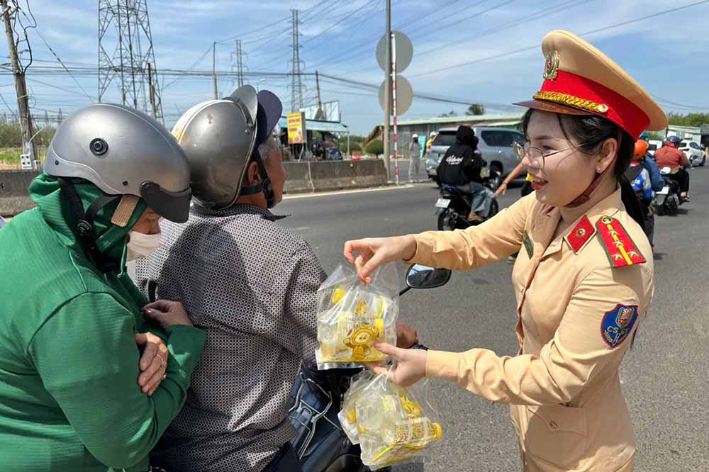 CSGT Tây Ninh phát 20.000 chai nước suối cho người dân đến núi Bà Đen