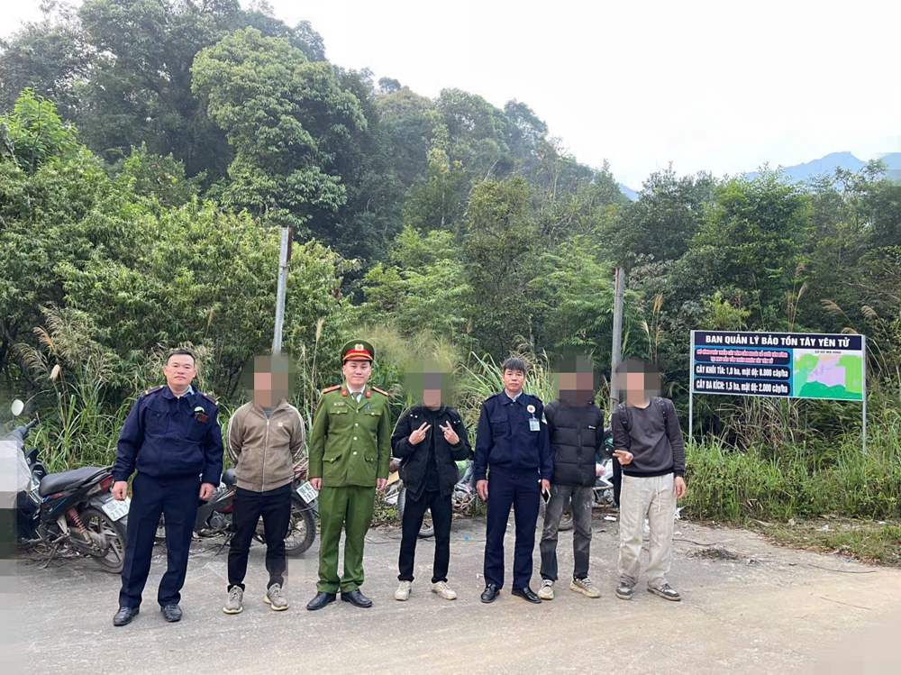 Search forces have taken 4 tourists lost in Tay Yen Tu forest to a safe place. Photo: Minh Thuy