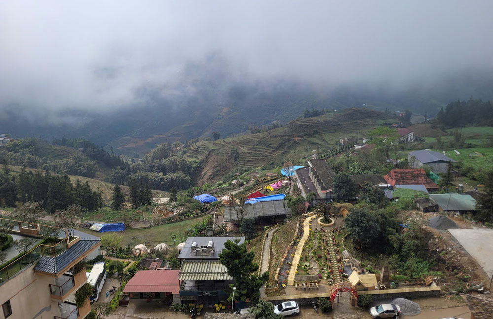 Bản làng Sa Pa nhìn từ đỉnh Fansipan.