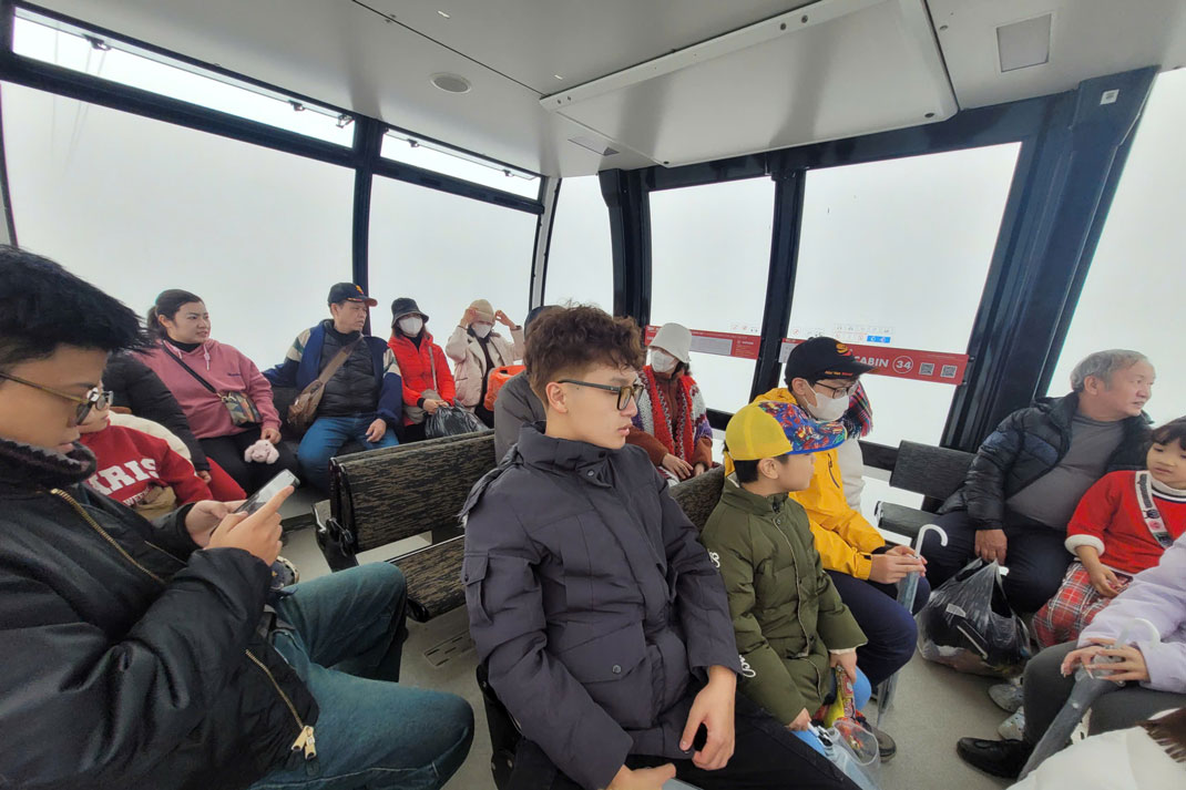 Cáp treo đưa du khách lên đỉnh Fansipan