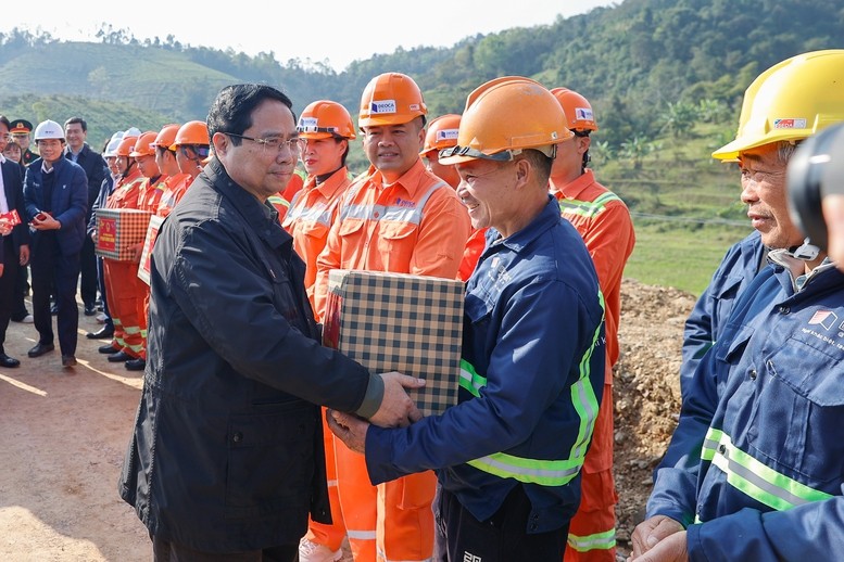 Các nhà đầu tư và nhà thầu đã huy động hơn 1.300 thiết bị và hơn 2.800 nhân sự trên 211 mũi thi công trên công trường dự án cao tốc Đồng Đăng-Trà Lĩnh - Ảnh: VGP/Nhật Bắc.