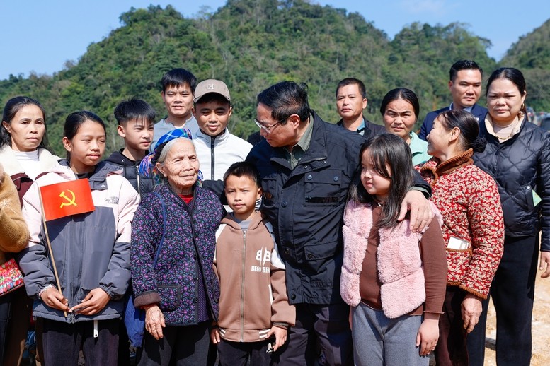 Thủ tướng giao lưu cùng nhân dân nơi có dự án đường cao tốc đia qua. Ảnh: VGP/Nhật Bắc.  