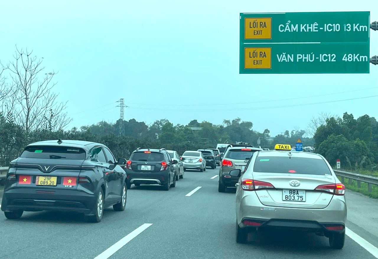 Cao tốc Nội Bài - Lào Cai những ngày này nườm nượp phương tiện lưu thông. Ảnh: Văn Đức