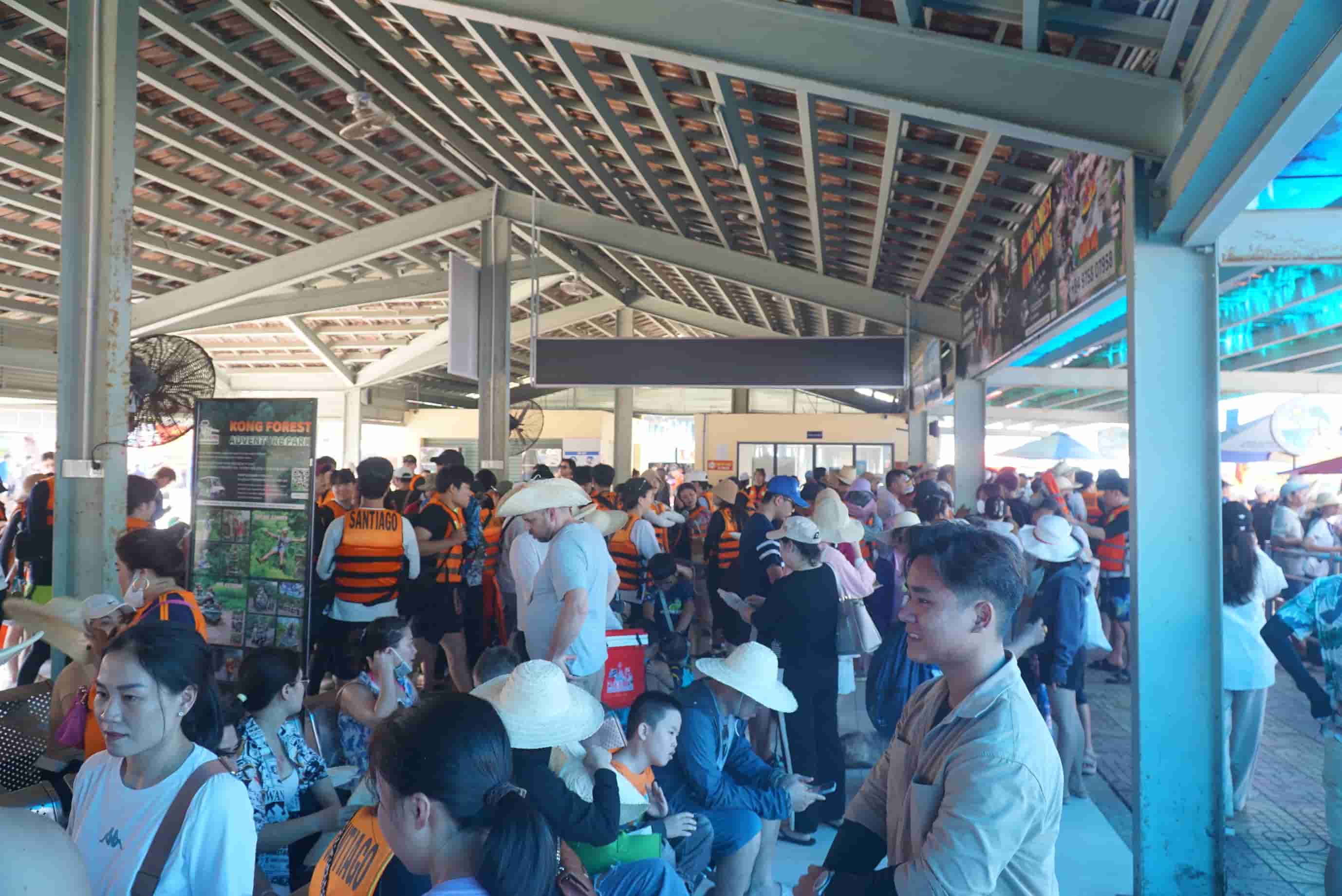 Nhiều du khách lựa chọn các tour biển đảo Nha Trang dịp Tết. Ảnh: Hữu Long