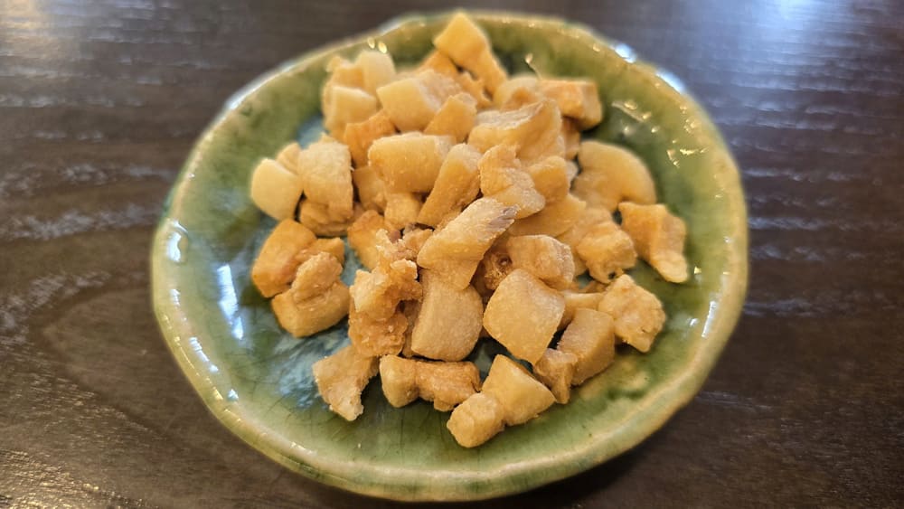Secrets to applying 2 frying techniques to help pork cracklings maintain their crispness longer. Photo: Tuan Dat