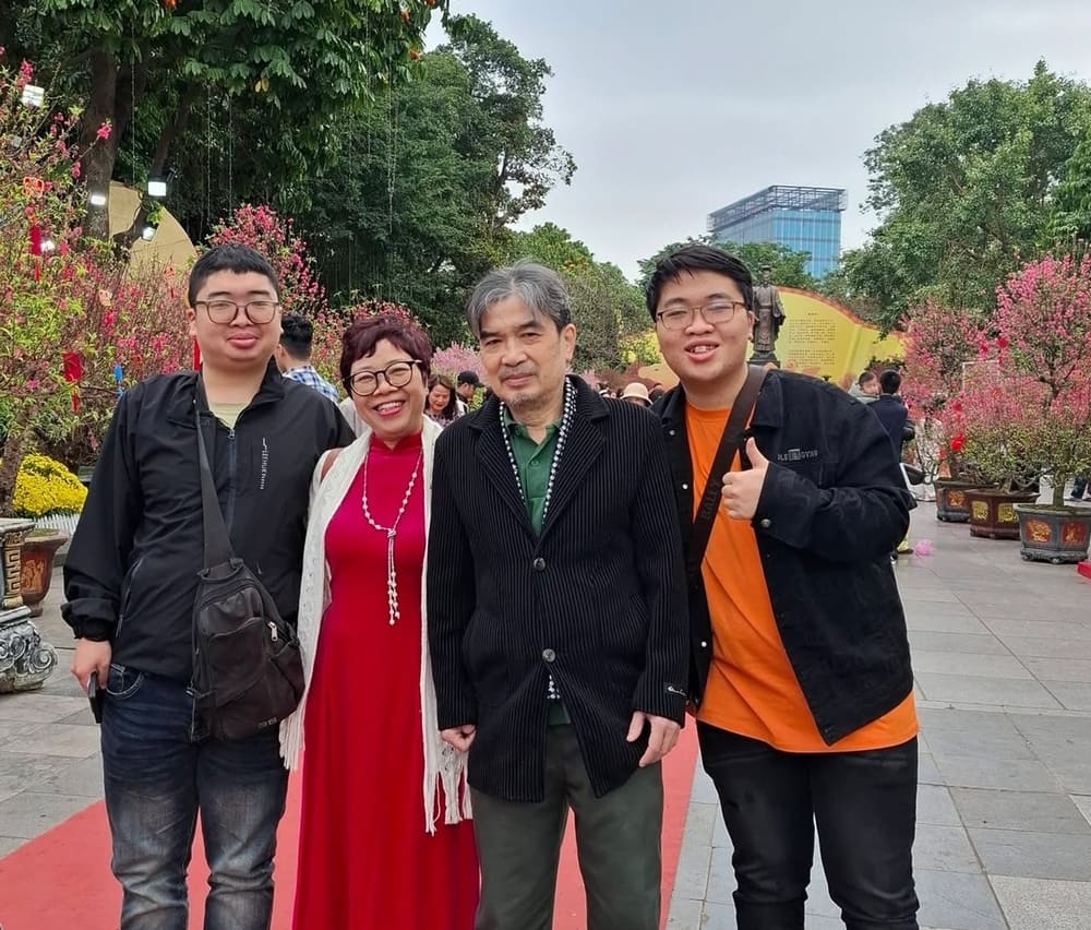 Going to pagodas and spring travel at the beginning of the year is one of the meaningful activities to help strengthen family affection. Photo: Minh Thu