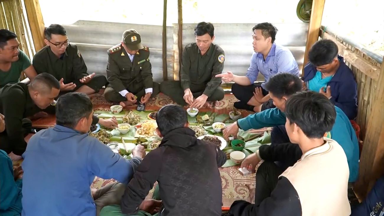 Các lực lượng tham gia giữ rừng ngày Tết quây quần bên mâm cơm. Ảnh: H.Nguyên