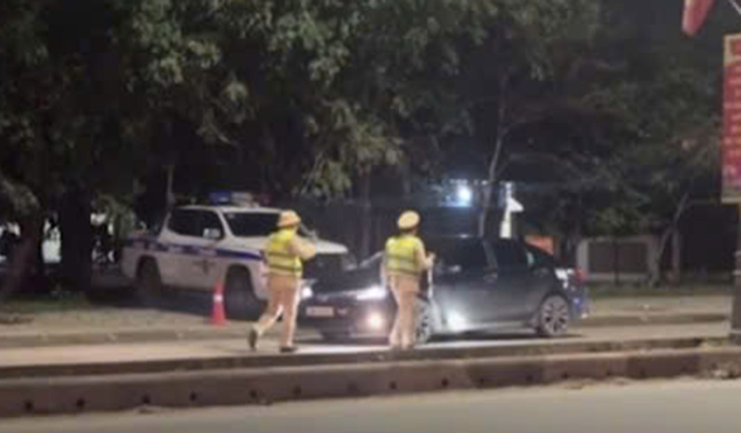 Sự việc tài xế xe con thông chốt gây xôn xao dư luận. Ảnh cắt từ clip