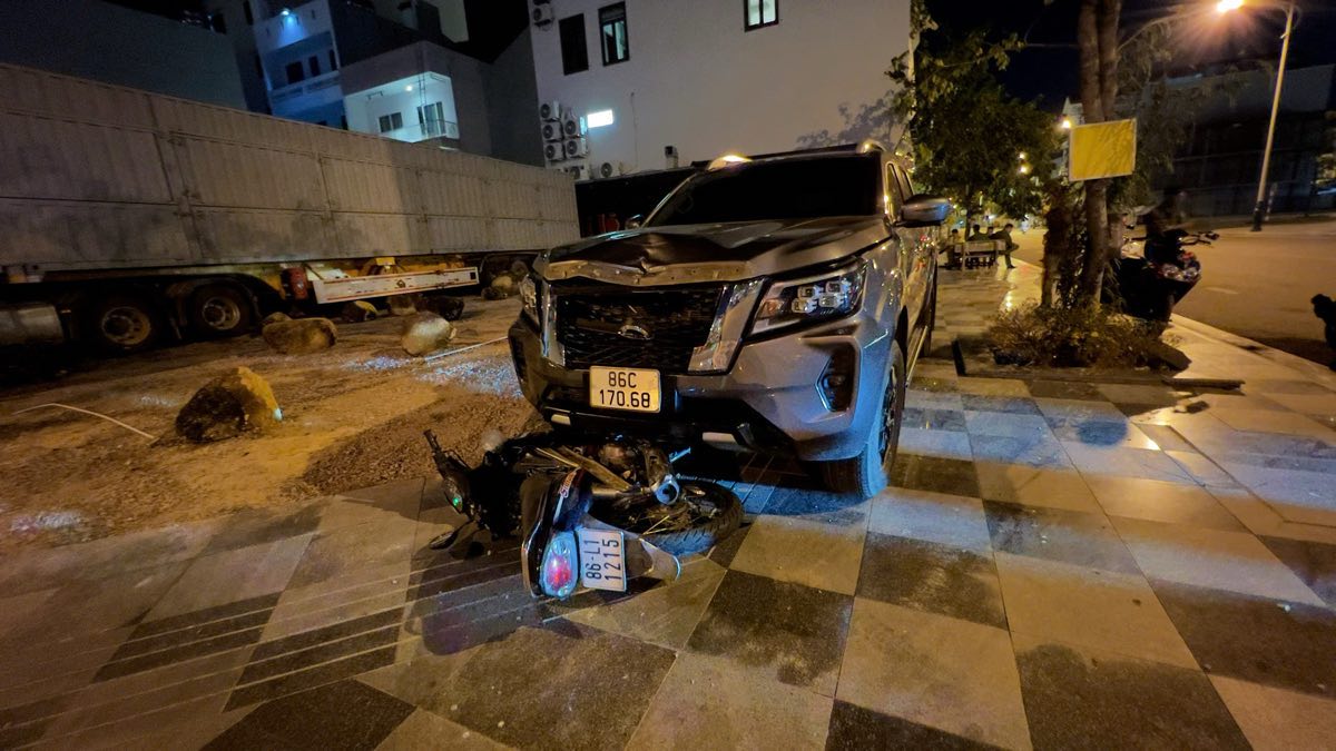 Scene where the car dragged the motorbike and then stopped. Photo: Duy Tuan