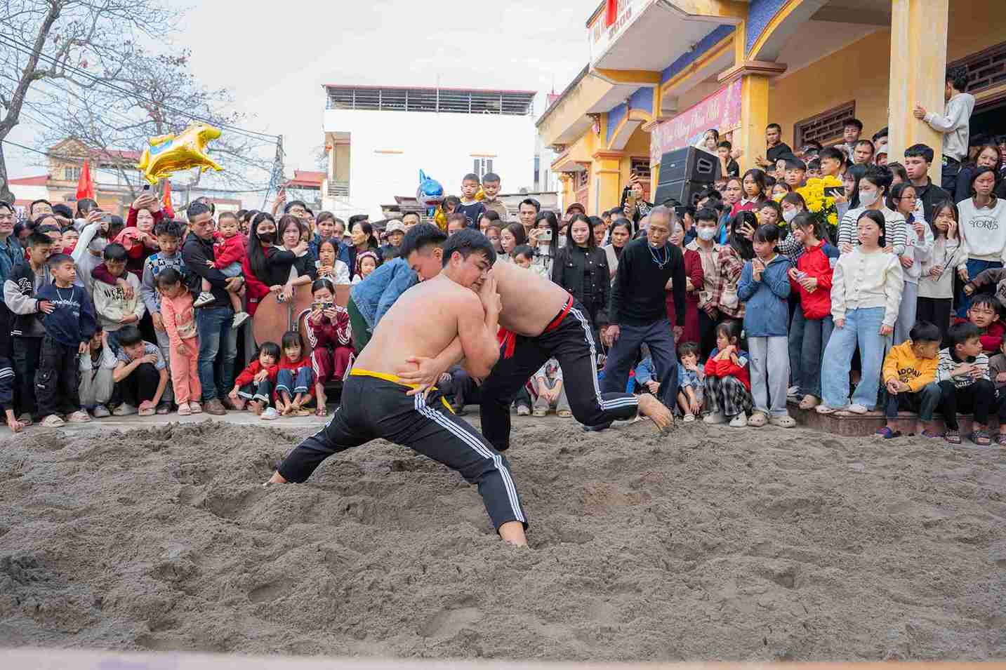 Màn so tài gay cấn giữa các đô vật trong hội vật đầu xuân.