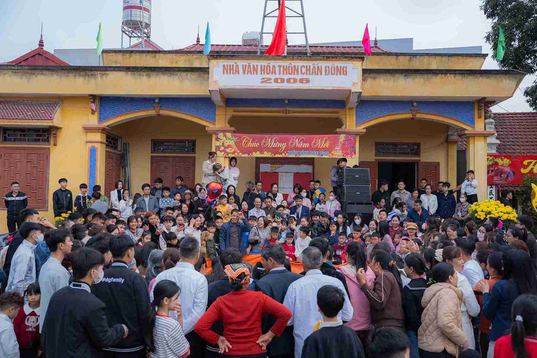 住民と観光客がレスリング大会を応援するために競技場を埋め尽くしています。写真:ホアンロンコミューン