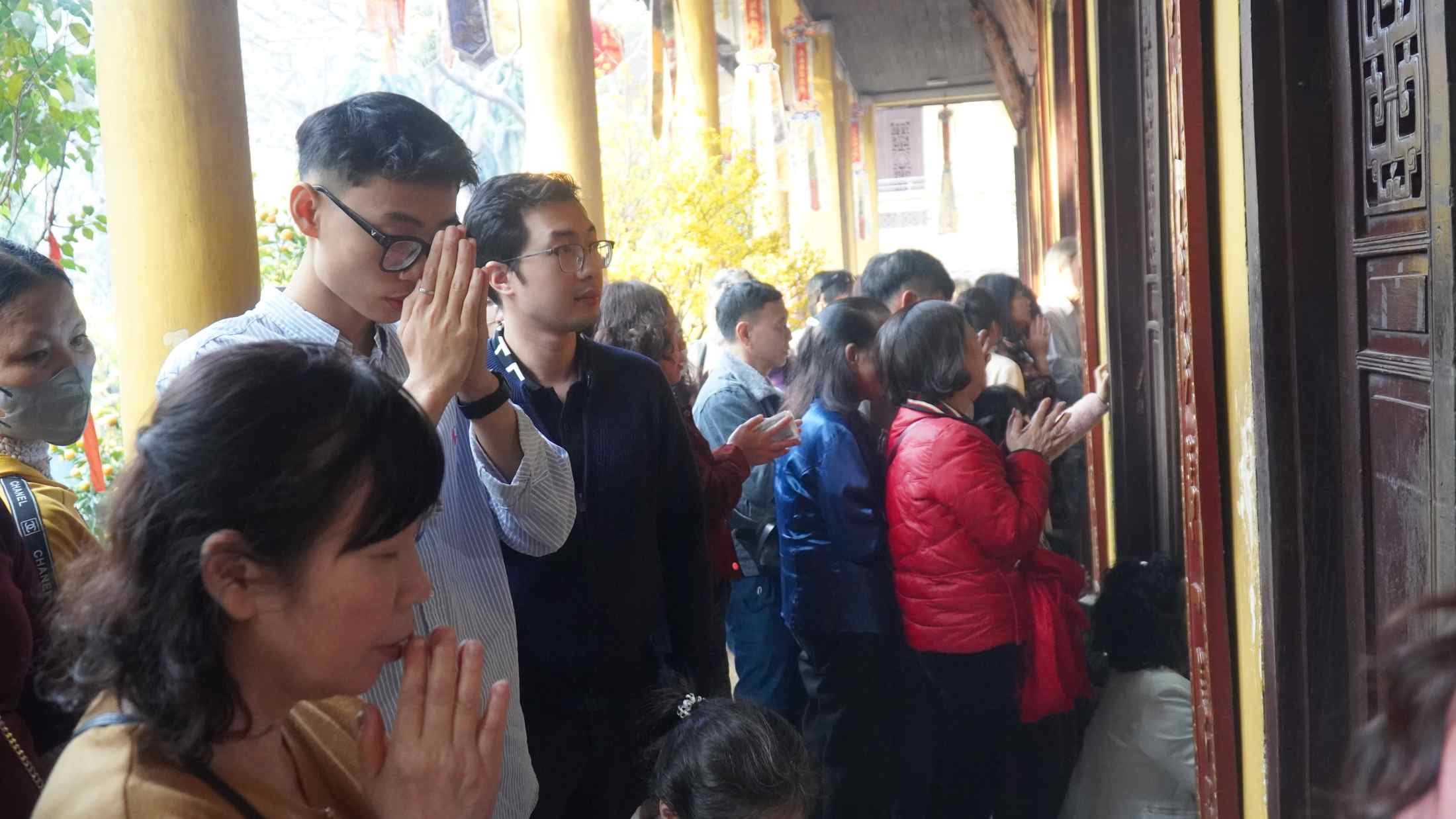 Lê Minh Quý (bên trái) tại lễ dâng sao giải hạn. Ảnh Minh Vũ