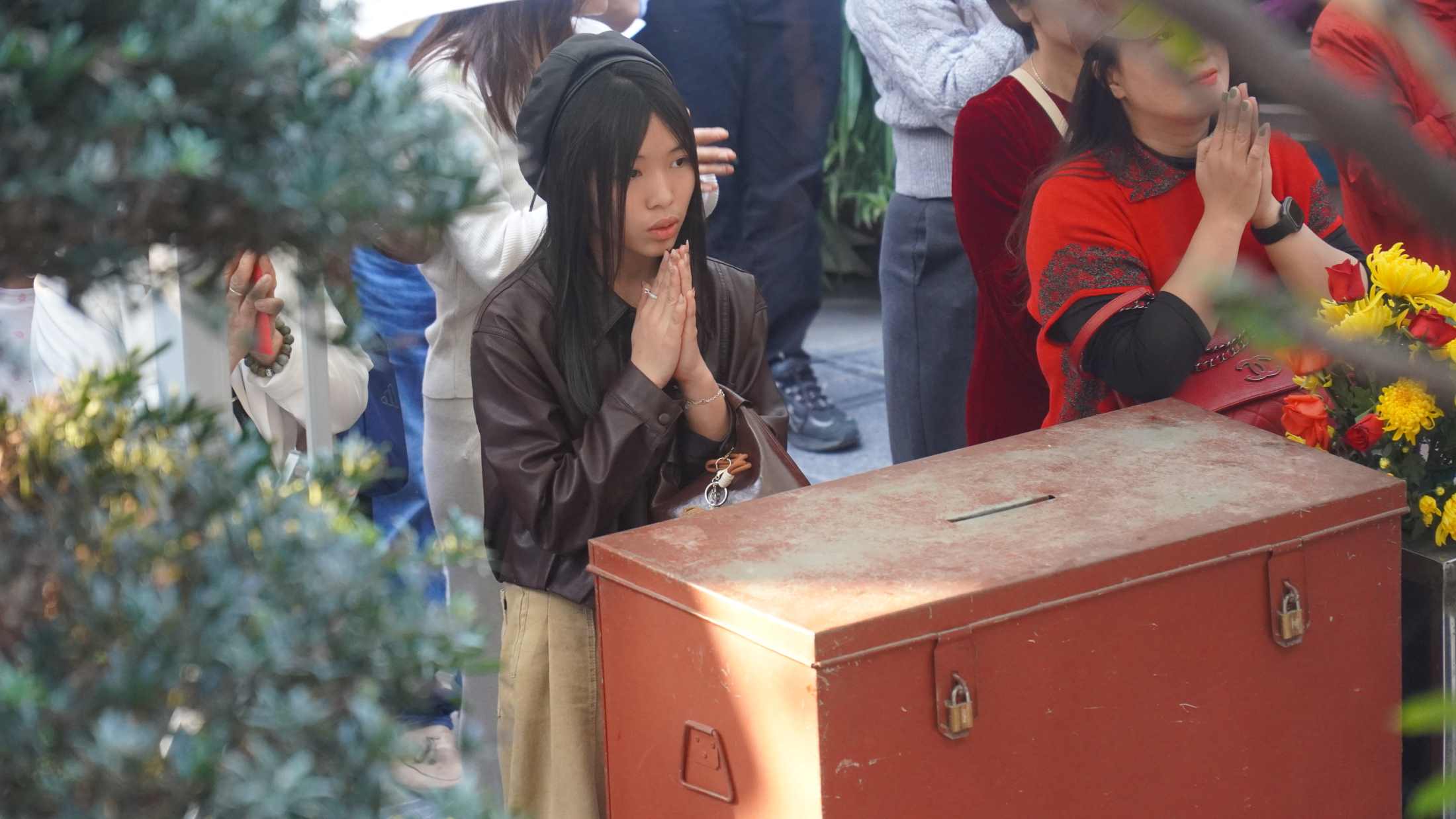 Phương Mai thắp hương tại chùa cùng gia đình. Ảnh: Minh Vũ