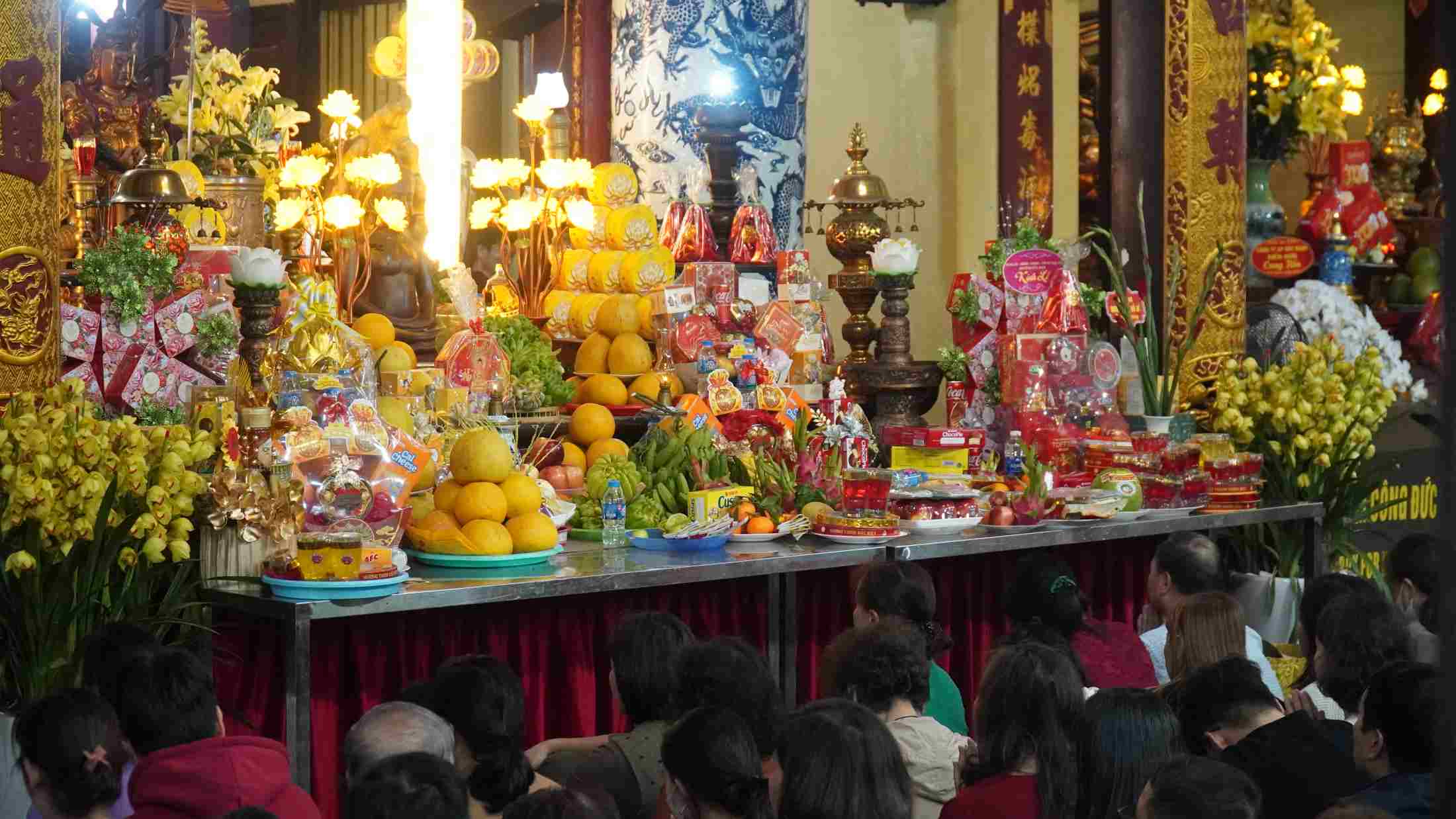 Các du khách chắp tay khấn Phật trong chính điện, thành tâm cầu tài lộc và may mắn. Ảnh: Minh Vũ