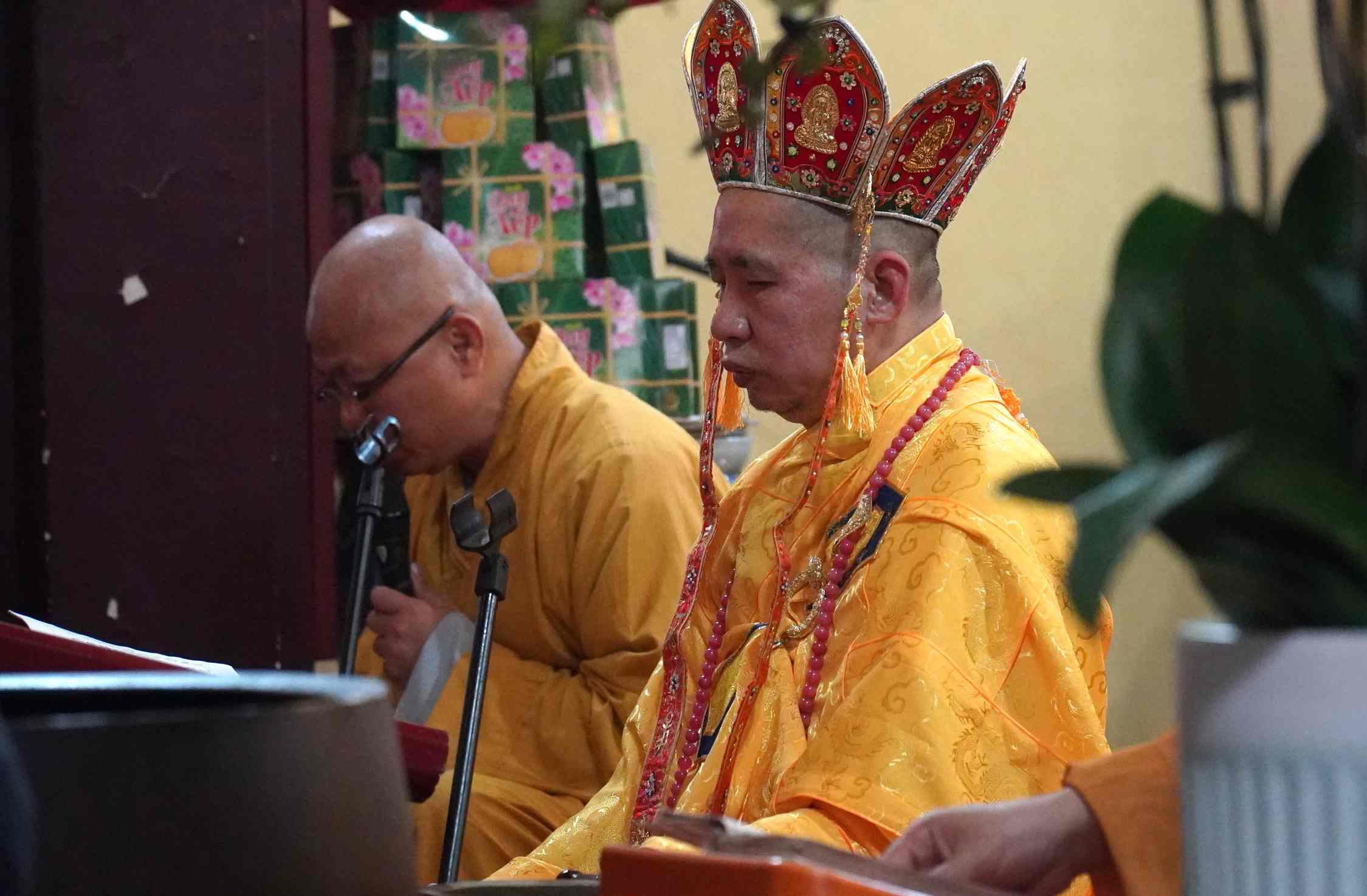 Sư thầy trang nghiêm đọc văn khấn trong lễ dâng sao giải hạn, phật tử lặng lẽ chắp tay cầu mong một năm mới bình an và thuận hòa. Ảnh: Minh Vũ