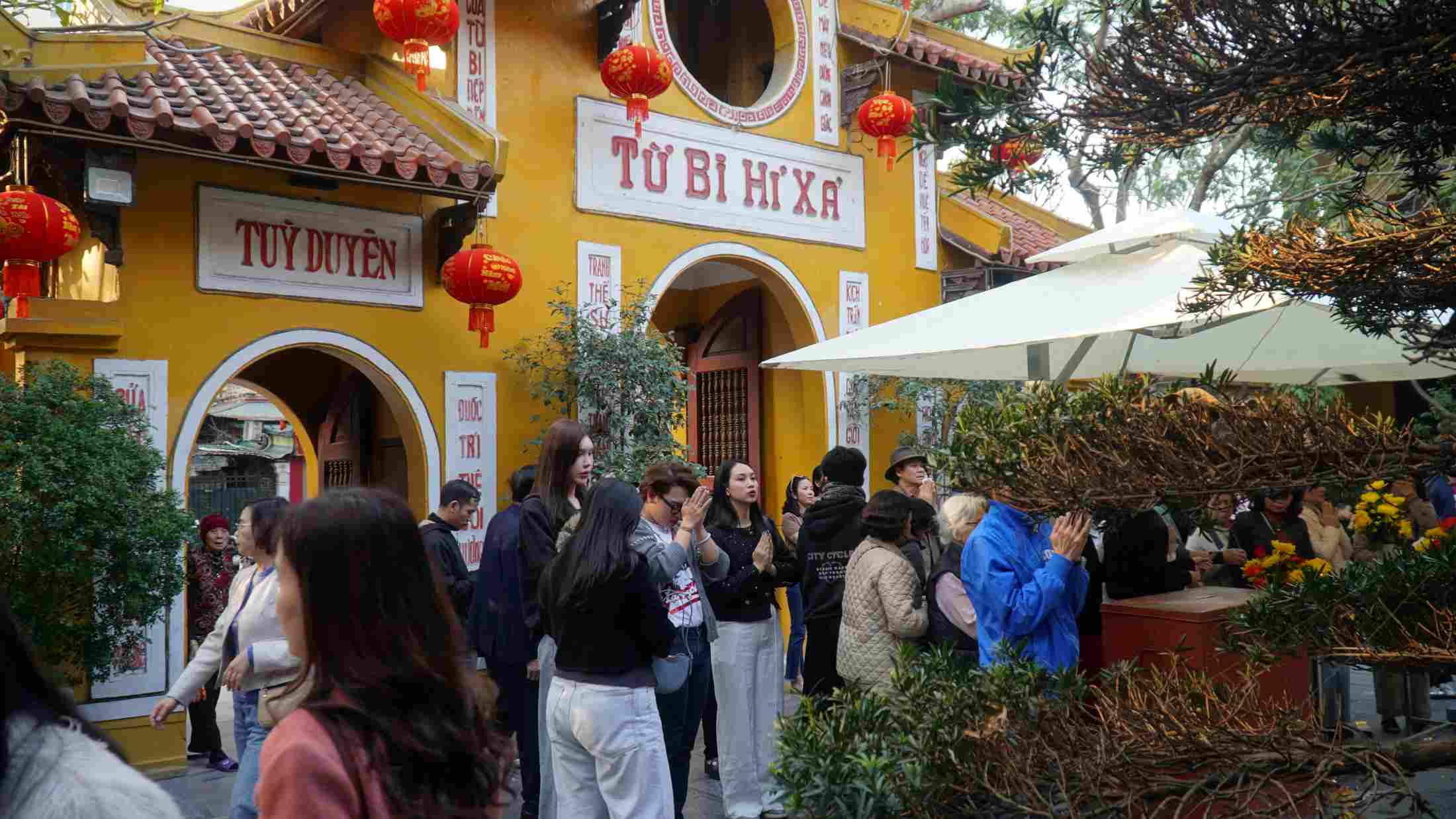 Du khách thắp hương trước cổng tam quan tại chùa Quán Sứ. Ảnh: Minh Vũ