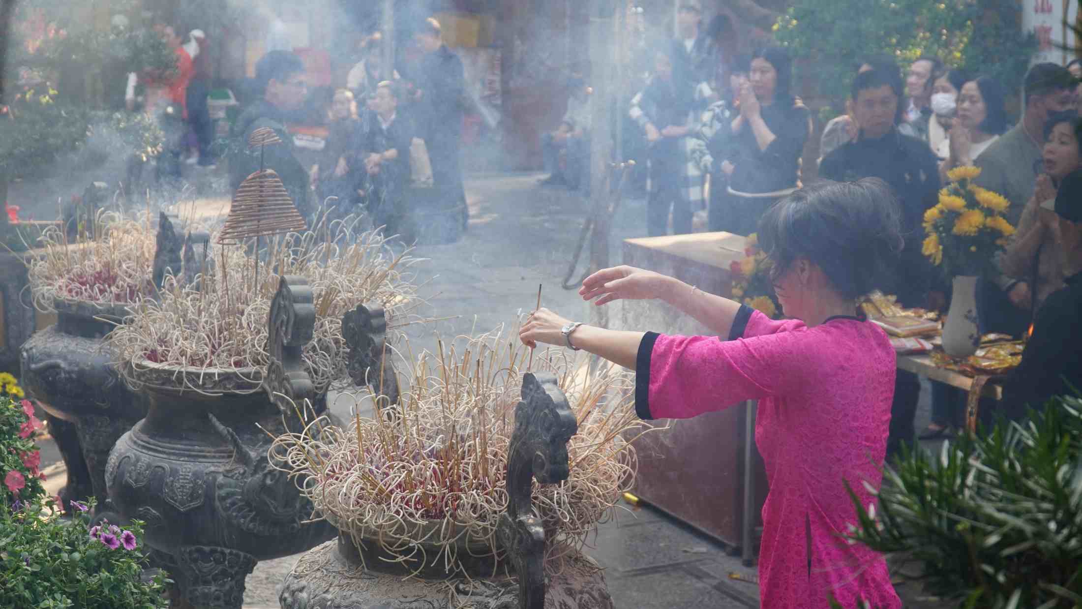 Du khách thành tâm dâng hương tại Chùa Quán Sứ, cầu một năm mới an lành và thuận lợi. Ảnh: Minh Vũ