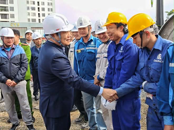 Chủ tịch UBND Thành phố Hà Nội Vũ Đại Thắng cùng Đoàn công tác đến thăm, kiểm tra và chúc Tết đơn vị thực hiện Gói thầu số 49 xây dựng hệ thống cống bao cho sông Lừ thuộc Dự án hệ thống xử lý nước thải Yên Xá. Ảnh: Lê Hải.