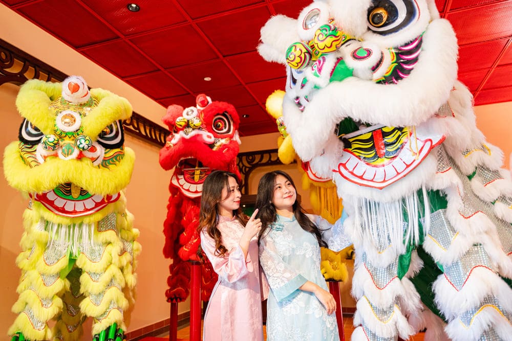 Giới trẻ thích thú khi chụp hình lưu niệm bên Lân Sư Rồng. Ảnh: Thanh Sơn