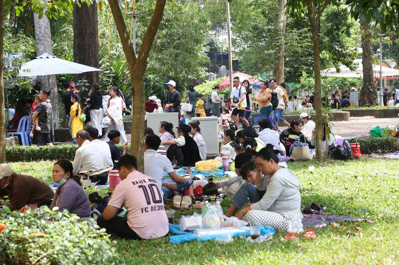 Các khu vực bóng mát tại Thảo Cầm Viên luôn kín chỗ giữa thời tiết nắng nóng.