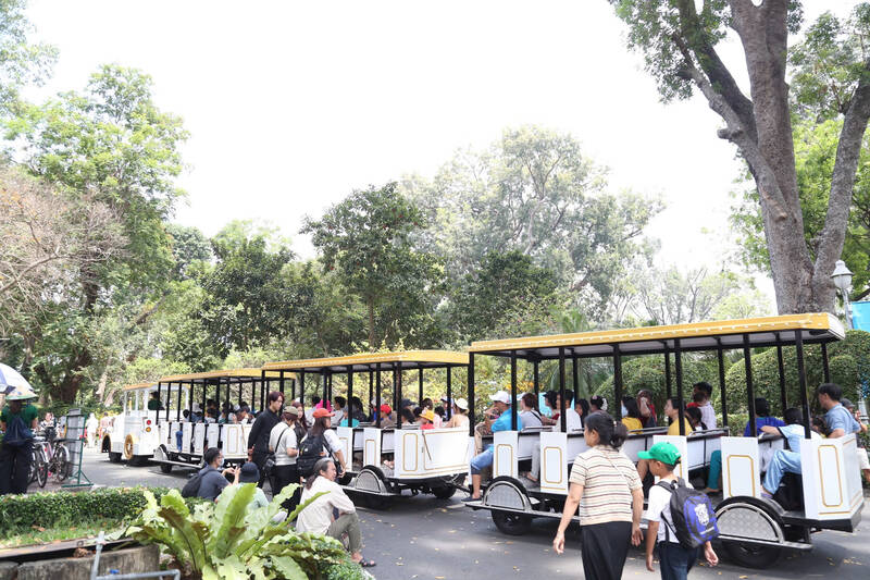 Thảo Cầm Viên Sài Gòn thu hút đông gia đình có trẻ nhỏ dịp mùng 4 Tết.