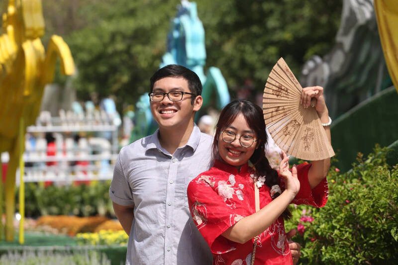 Du khách lưu lại khoảnh khắc du xuân giữa trung tâm TPHCM.