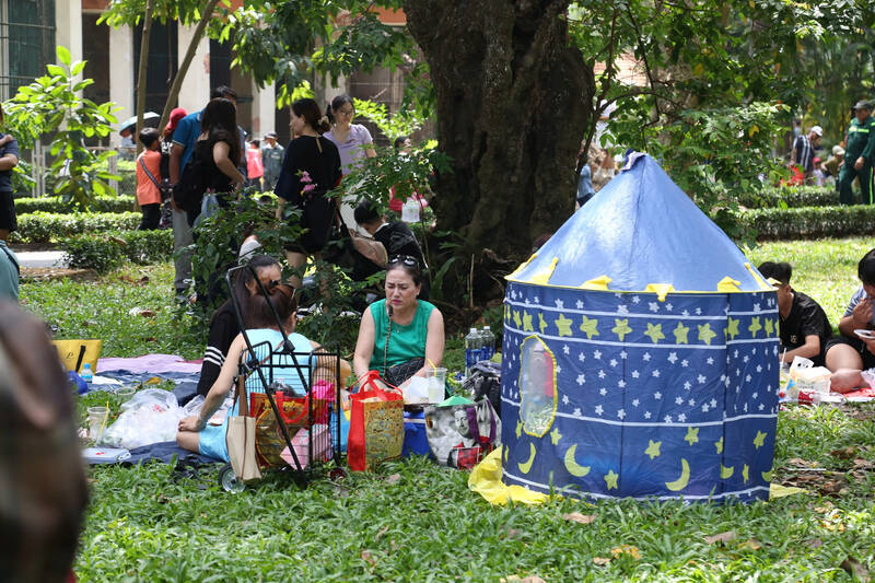 Gia đình, nhóm bạn trẻ tham quan, vui chơi tại Thảo Cầm Viên. 