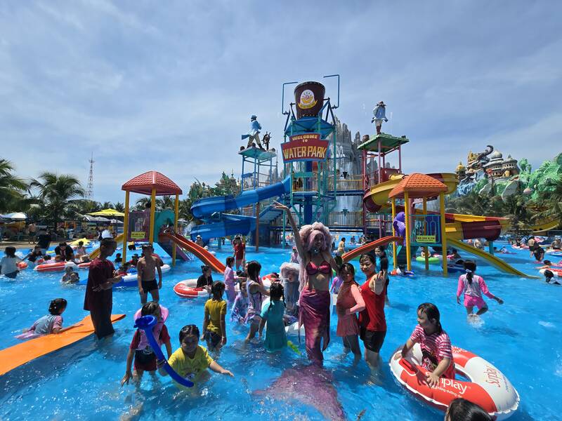 Không khí vui chơi nhộn nhịp tại khu du lịch Suối Tiên.