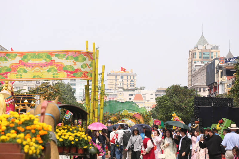 Du khách lưu lại khoảnh khắc du xuân giữa trung tâm TPHCM.