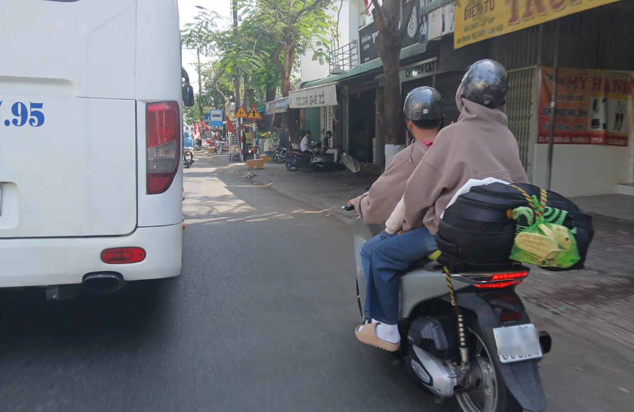 Mùng 4 Tết, công nhân ở miền Tây tất bật trở lại thành phố mưu sinh. Ảnh: Thành Nhân