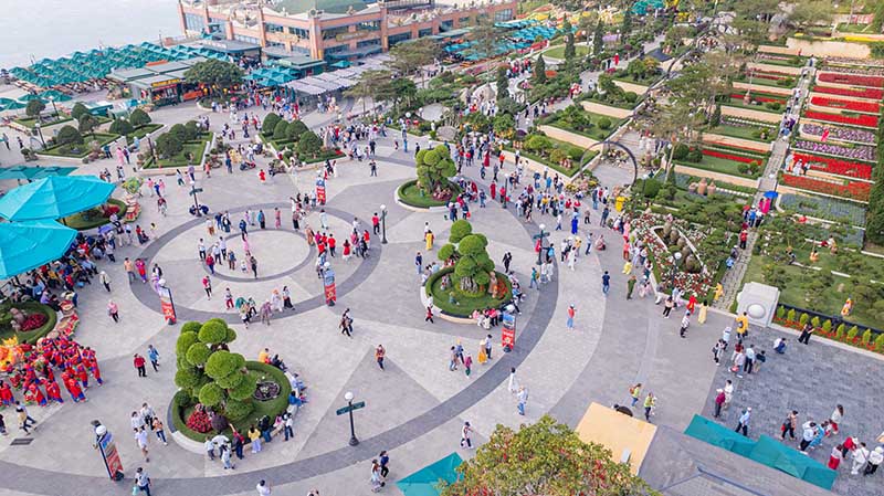 Khu vực quảng trường tại Sun World Ba Den Mountain tập trung đông người dân và du khách. Ảnh: Chi Chi