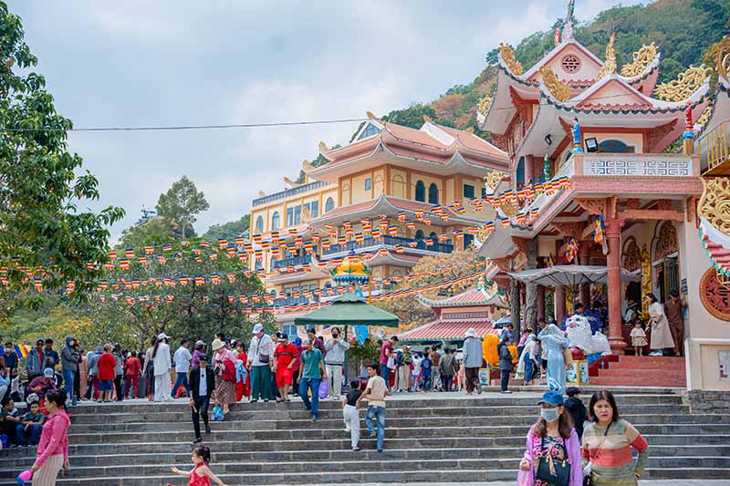 Hình ảnh khu vực chùa Bà trong ngày mùng 4 Tết. Ảnh: Chi Chi