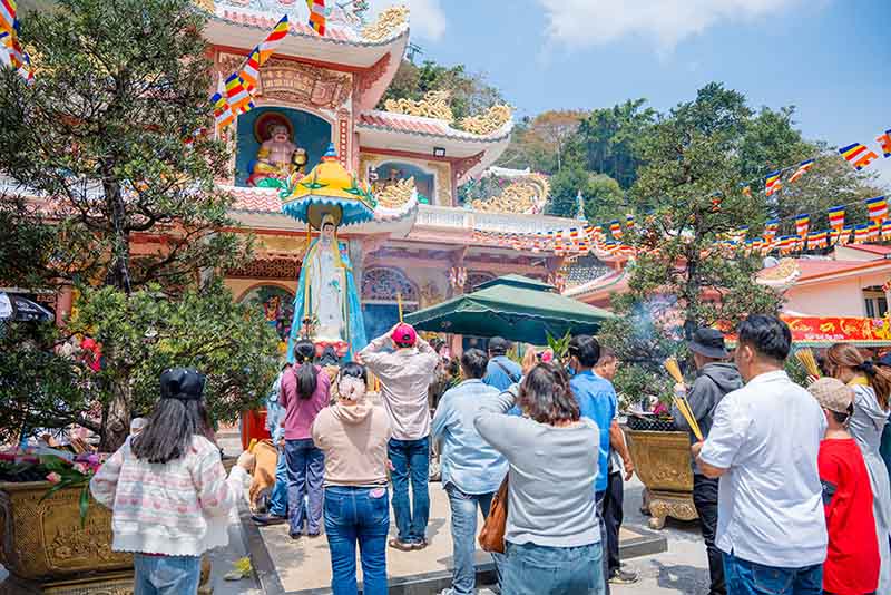 Spring Festival 2026 at Ba Den Mountain attracts thousands of visitors. Photo: Chi Chi