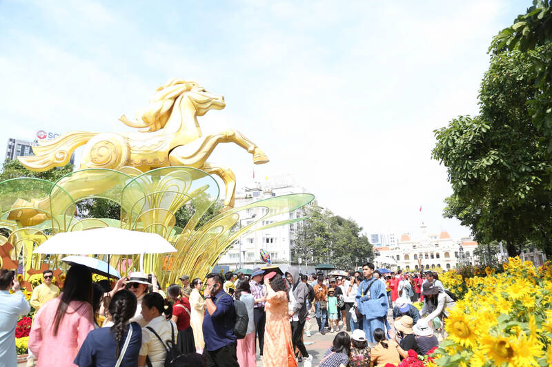 Du khách du xuân tại trung tâm TPHCM. Ảnh: Lê Bảo