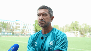 Chairman of Hanoi Club wishes Tet and gives lucky money to the team at the beginning of the new year