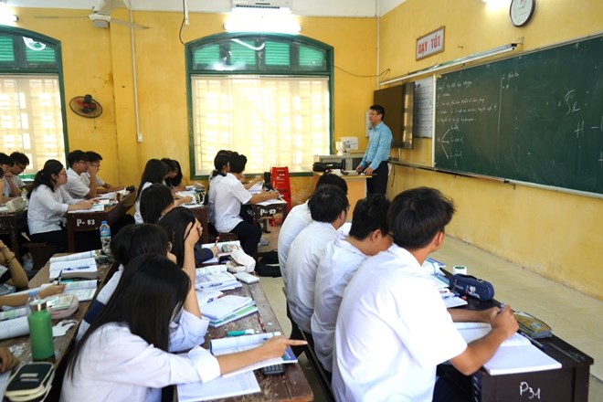 Lesson norms for 1 year for teachers holding the position of director are based on the circular of the Ministry of Education and Training. Photo: Mai Dung