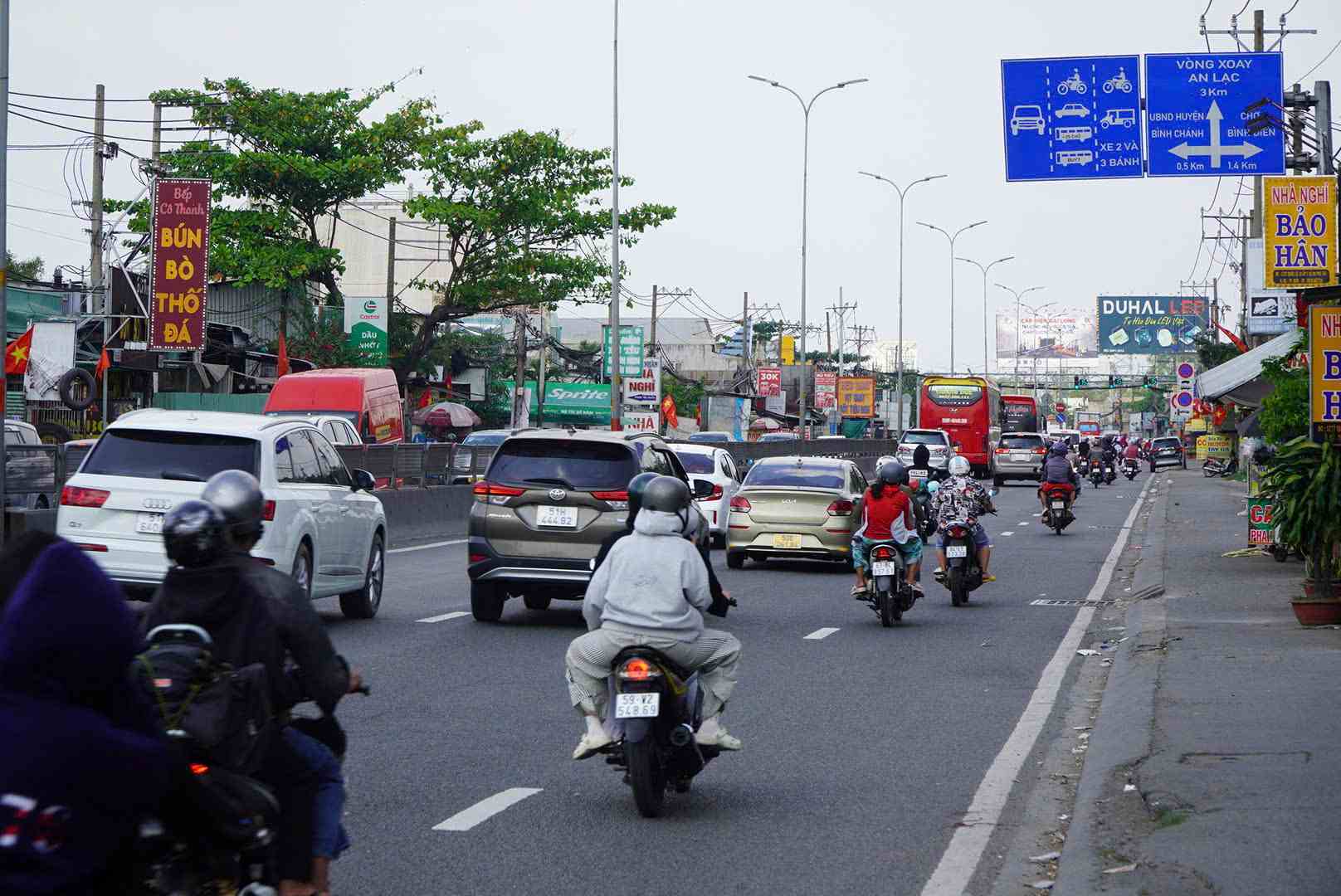 Các phương tiện di chuyển ổn định, không xảy ra tình trạng kẹt xe. Ảnh: Chân Phúc