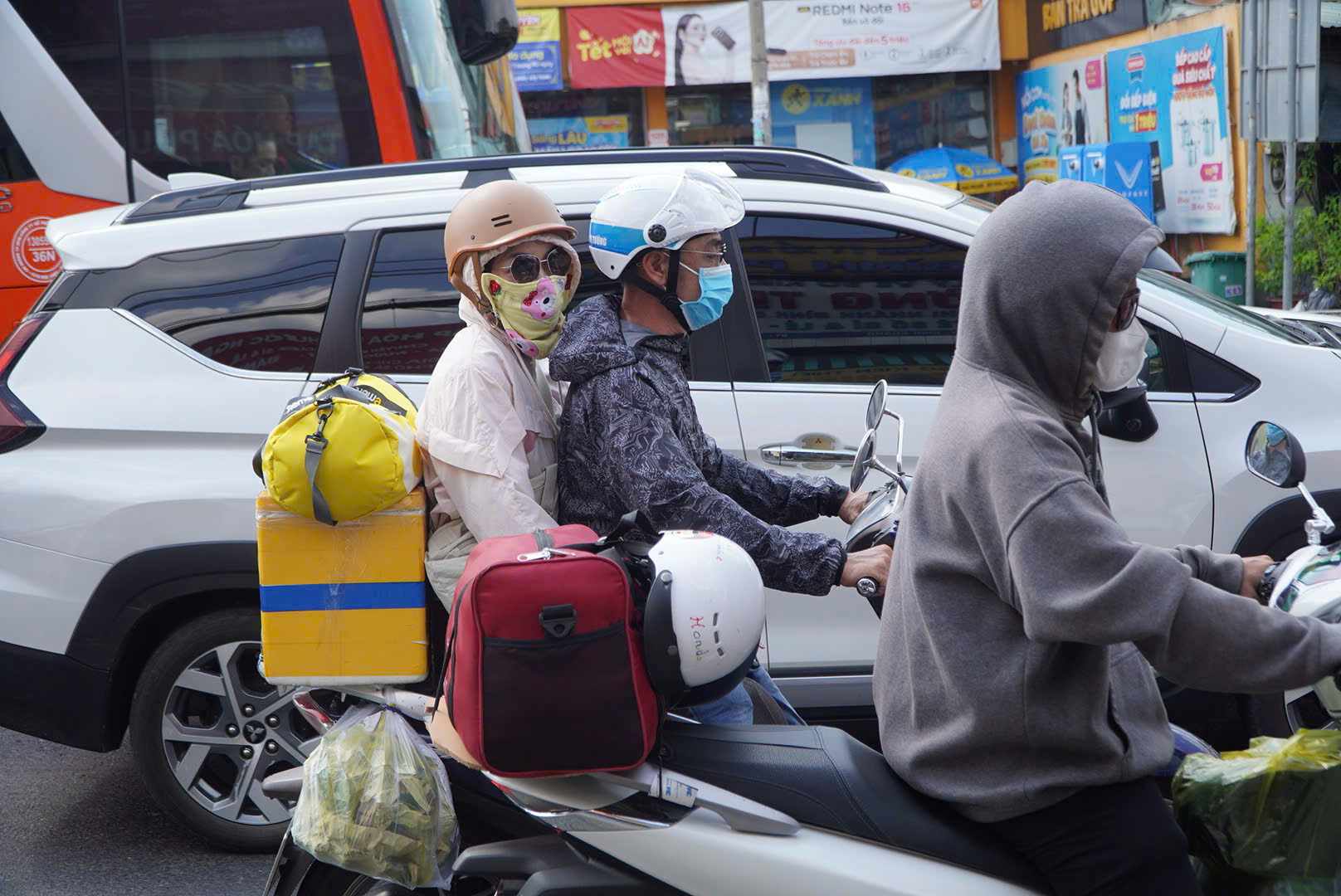 Khu vực quốc lộ 1 (cửa ngõ miền Tây) đông đúc người dân quay trở lại TPHCM. Ảnh: Chân Phúc