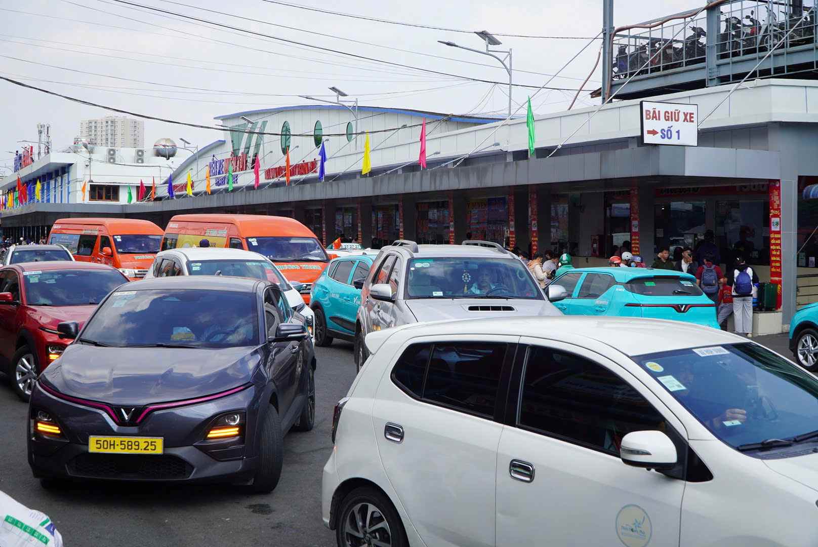 Các phương tiện chở khách ra vào bến xe miền Tây đông đúc chiều mùng 4 Tết. Ảnh: Chân Phúc