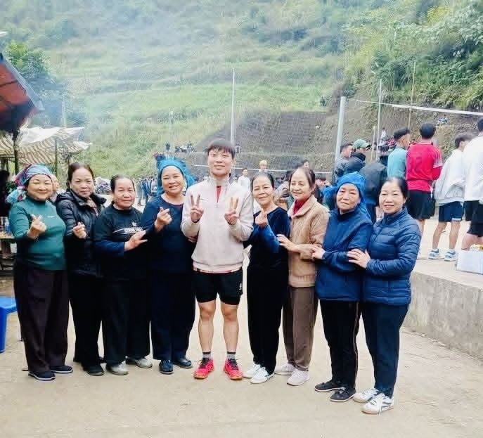 Former volleyball player Dang Thi Hong is photographed by everyone at the amateur tournament. Photo: Vietnam Volleyball