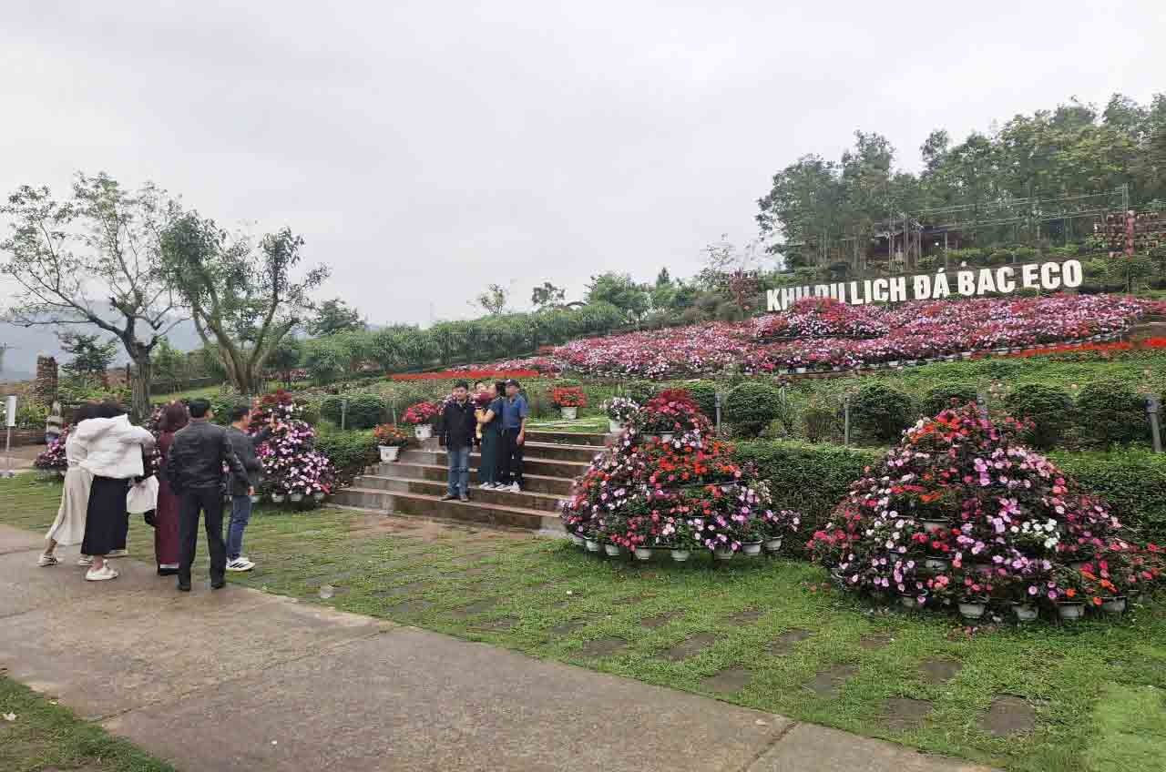 Nhiều người thích thú chụp ảnh ở vườn hoa Khu du lịch Đá Bạc Eco. Ảnh: Trần Tuấn