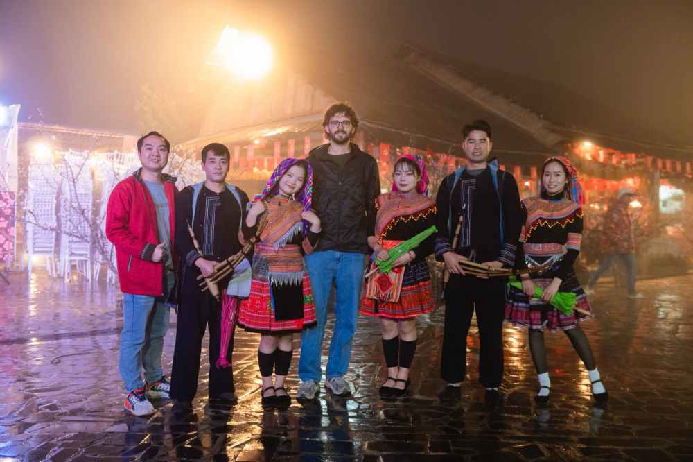 Khách Tây trải nghiệm Tết truyền thống tại địa phương. Ảnh: Nhân vật cung cấp