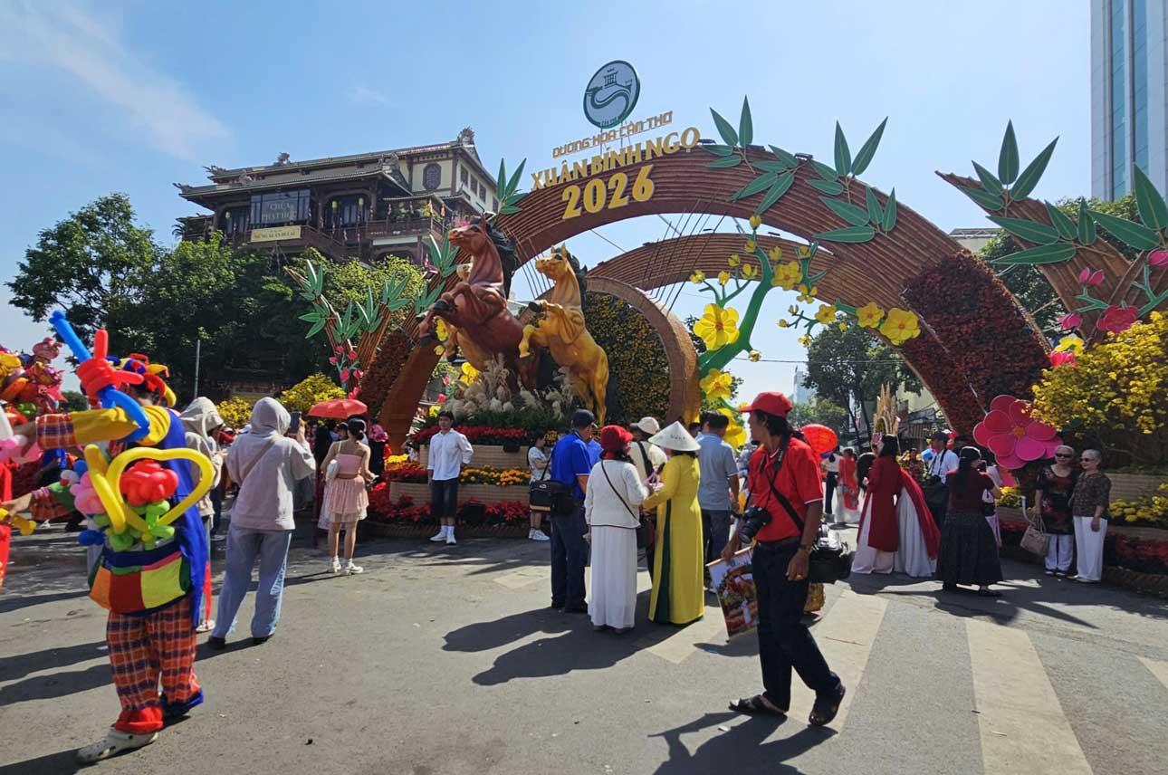 Đường hoa Cần Thơ đông người dân, du khách đến tham quan, chụp ảnh. Ảnh: Hân Nghiên