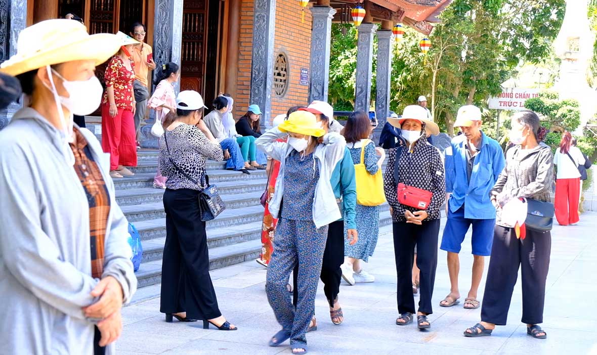 Người dân, du khách tham quan Thiền viện Trúc lâm Phương Nam (TP Cần Thơ) dịp đầu năm mới. Ảnh: Hân Nghiên