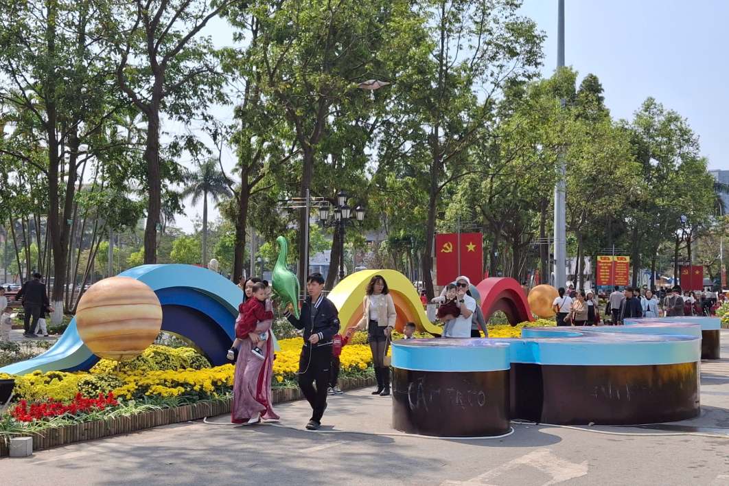 Xung quanh tượng đài được trang trí tiểu cảnh bắt mắt. Ảnh: Tạ Quang